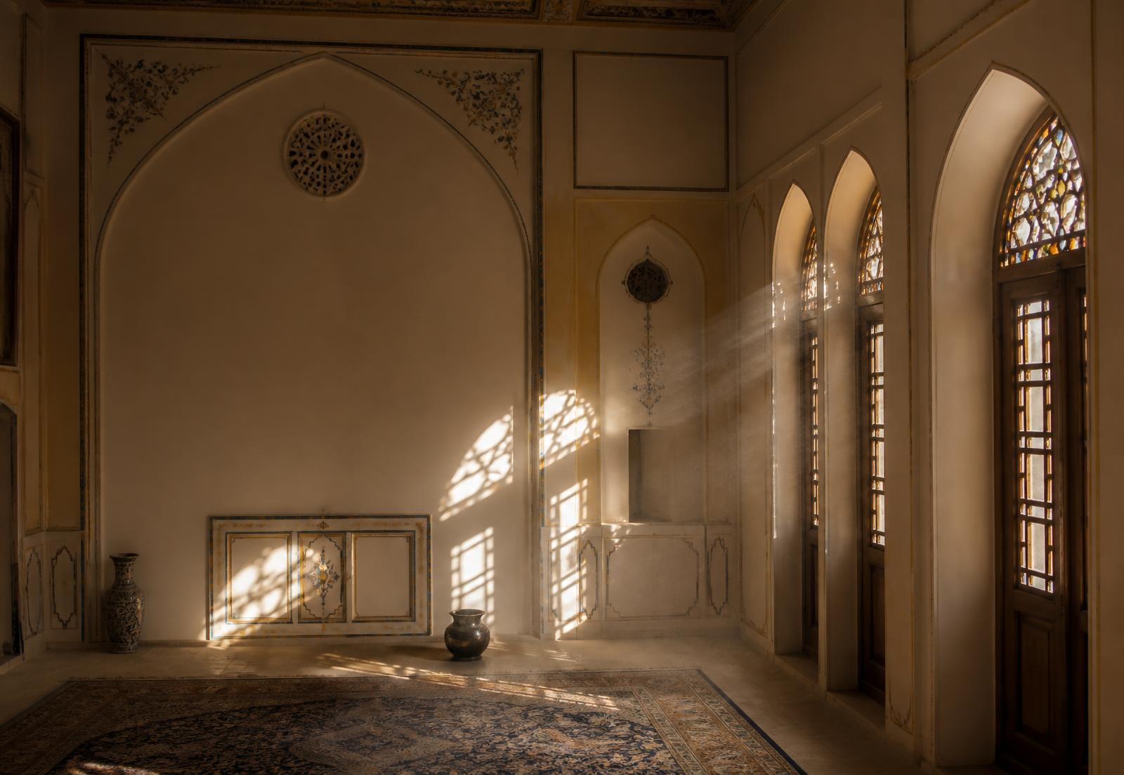 سالن اصلی خانه دایان با نور نرم روز